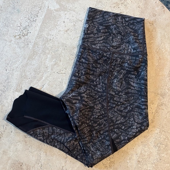 Lululemon 8/10 Black and Gray Patterned Leggings w/ scalloped detail - Picture 1 of 9